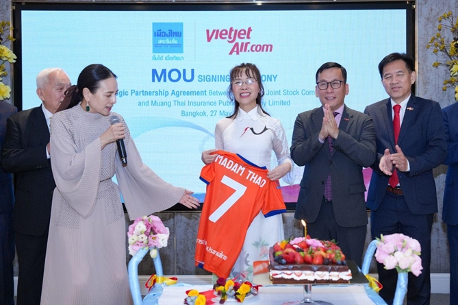 Madam Pang và Tiến sĩ Nguyễn Thị Phương Thảo đồng hành vì bóng đá và tình hữu nghị Việt Nam - Thái Lan Madam Pang trao tặng áo đấu cho Tiến sĩ Nguyễn Thị Phương Thảo.